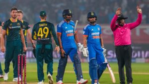 বজ্রপাতের তাণ্ডবে বন্ধ ভারত বনাম অস্ট্রেলিয়া টি-২০ ম্যাচ! গাব্বায় নিরাপত্তার কারণে সরানো হল খেলোয়াড়দের