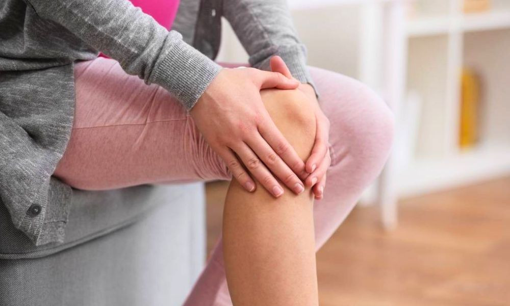 শীতে হাঁটুর ব্যথা বাড়ছে মহিলাদের! কেন হয় স্টিফনেস, কী বলছেন চিকিৎসকরা?