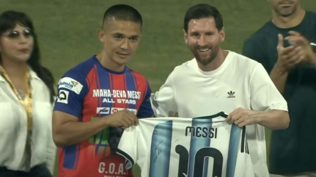 সচিন–সুনীলদের সঙ্গে আড্ডা, খুদেদের সঙ্গে ফুটবল খেললেন মেসি—ওয়াংখেড়েতে উচ্ছ্বাসের ছবি