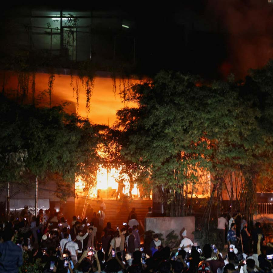 কীভাবে এক রাতেই বদলে গেল বাংলাদেশের পরিস্থিতি: সাংবাদিকদের চোখে দেখা ভয়ঙ্কর অভিজ্ঞতা