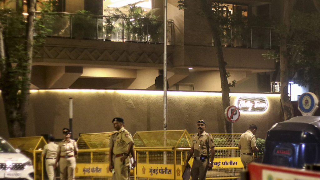 জুহুতে রোহিত শেট্টির বাড়ির বাইরে গুলির শব্দ, FIR দায়ের — তদন্তে নেমেছে মুম্বই পুলিশ