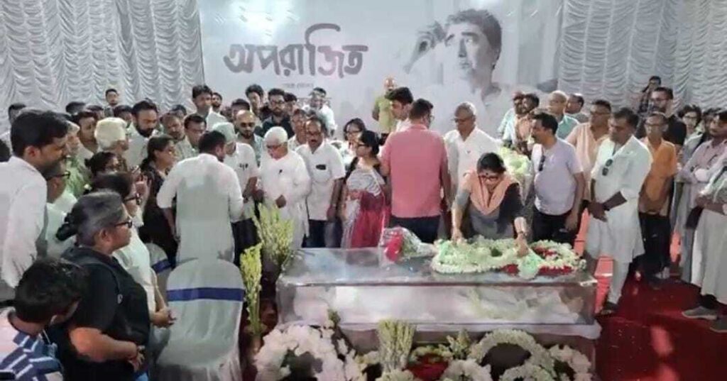 নন্দন চত্বরে প্রয়াত অনীক দত্তকে শেষ শ্রদ্ধা, টলিউডে ‘ব্যান কালচার’ নিয়ে ক্ষোভ বিজেপি শিবিরের