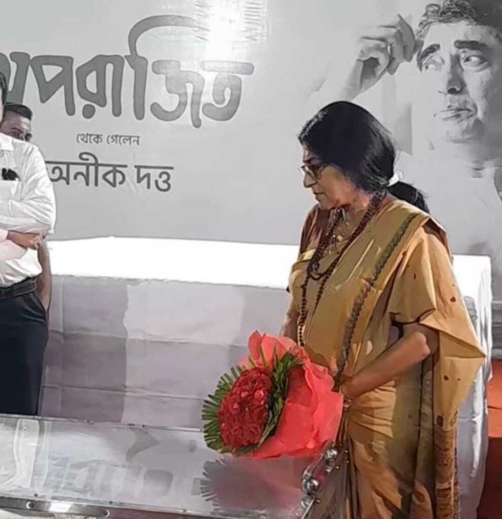 নন্দন চত্বরে প্রয়াত অনীক দত্তকে শেষ শ্রদ্ধা, টলিউডে ‘ব্যান কালচার’ নিয়ে ক্ষোভ বিজেপি শিবিরের