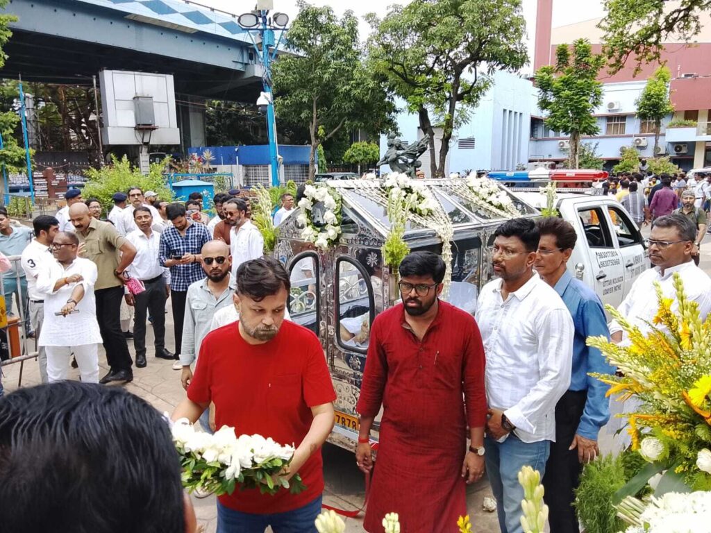 নন্দন চত্বরে প্রয়াত অনীক দত্তকে শেষ শ্রদ্ধা, টলিউডে ‘ব্যান কালচার’ নিয়ে ক্ষোভ বিজেপি শিবিরের