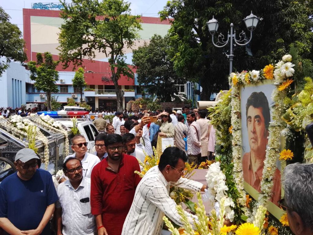নন্দন চত্বরে প্রয়াত অনীক দত্তকে শেষ শ্রদ্ধা, টলিউডে ‘ব্যান কালচার’ নিয়ে ক্ষোভ বিজেপি শিবিরের